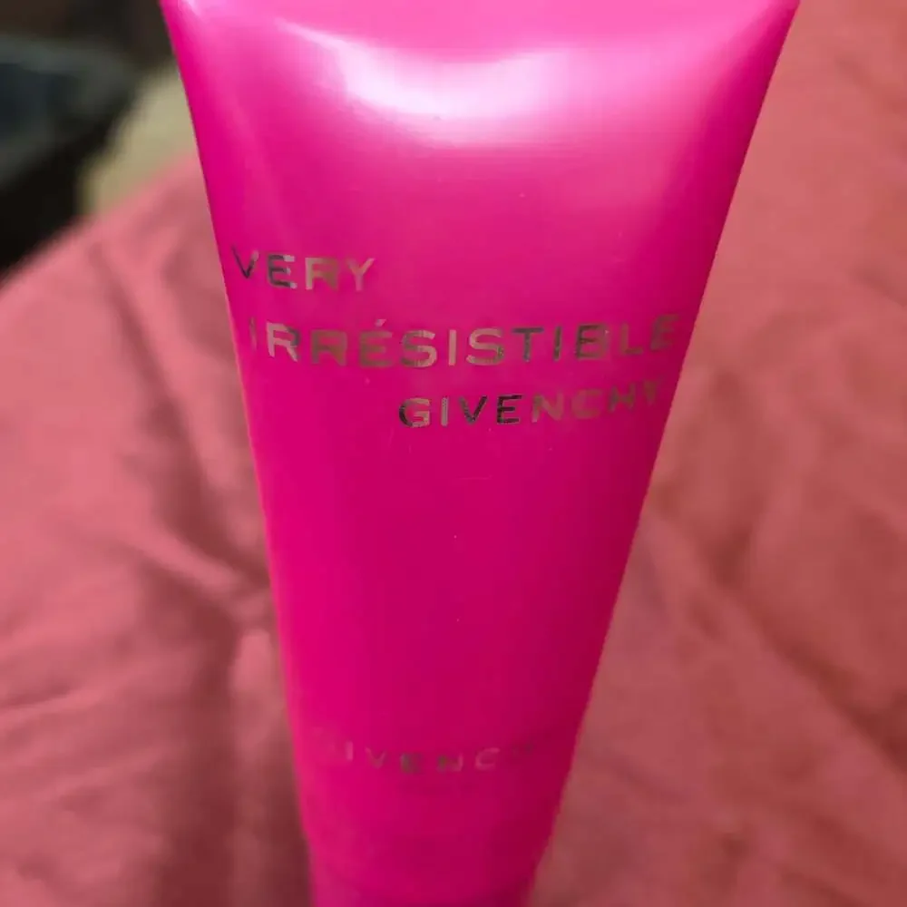 Givenchy Very Irresistible Sensation Body Veil 75 ml / 2.5 fl oz